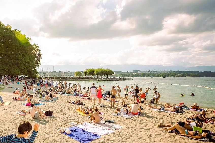 La spiaggia di Eaux-vives, nell'omonimo parco, tra il centro e il lago di Ginevra
