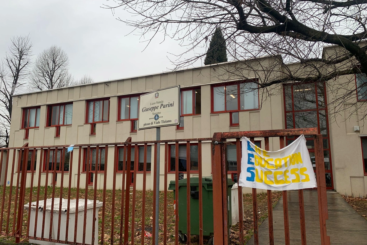 Il plesso del liceo Parini in viale Tiziano, a Seregno