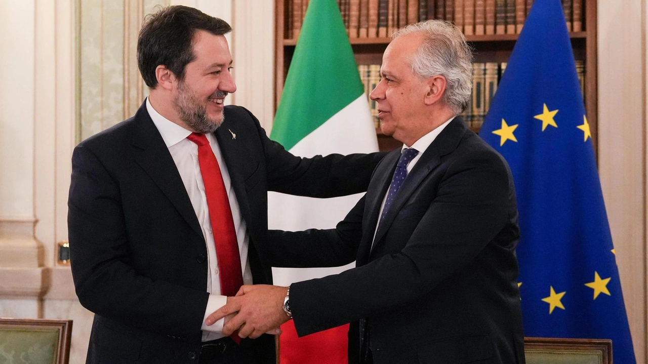 Il vicepremier Matteo Salvini, 51 anni, con il ministro dell’Interno Matteo Piantedosi, 61 anni, ieri al Viminale