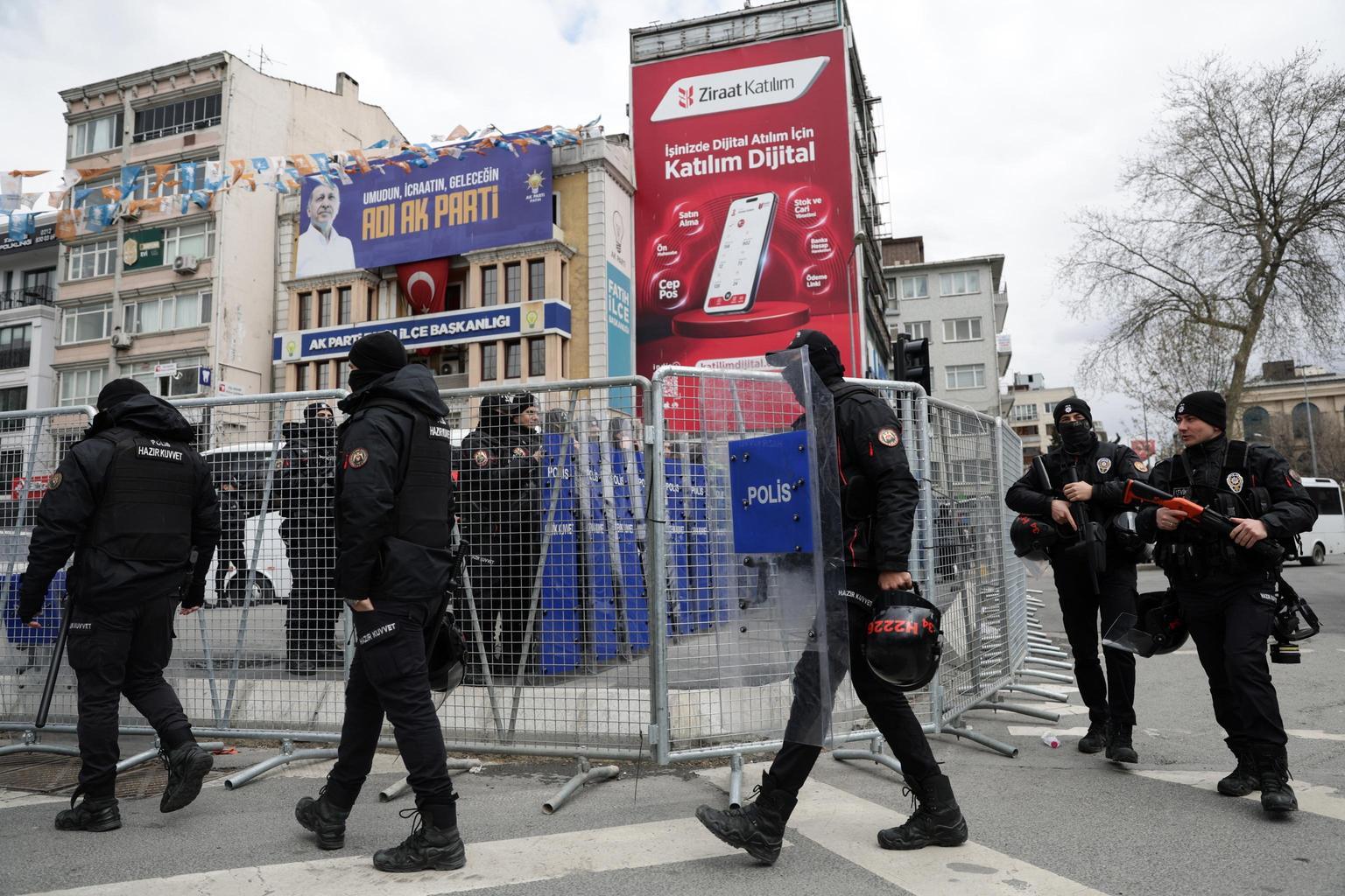 Protesta degli studenti a Istanbul contro l'arresto del sindaco Imamoglu