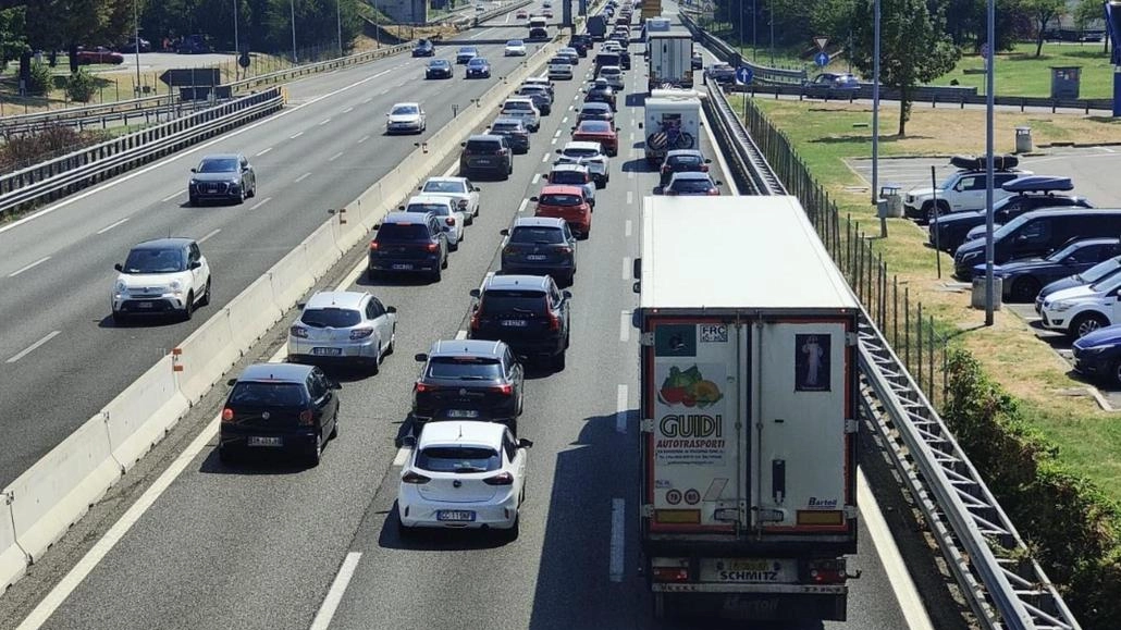 Incidenti sull'A4 e A16 causano code e disagi durante la seconda giornata da bollino nero d'agosto. Nove auto coinvolte, nove feriti, due gravi. Situazione normalizzata dopo tre ore di chiusura.