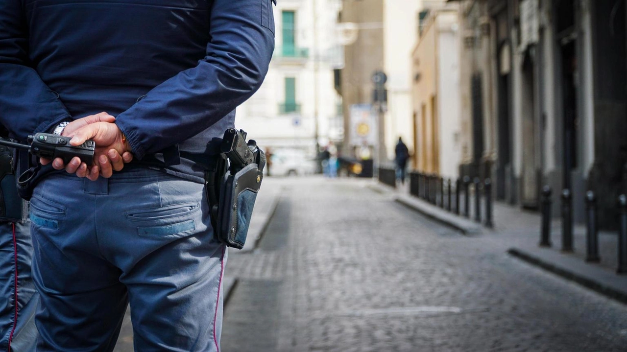 Vittima raggiunta da diversi colpi d'arma da fuoco. Fuga su auto