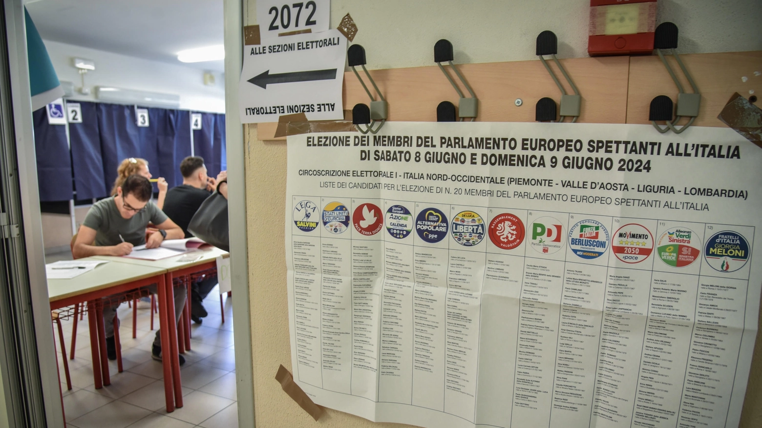 Il seggio elettorale delle elezioni europee di via Martinetti a Milano