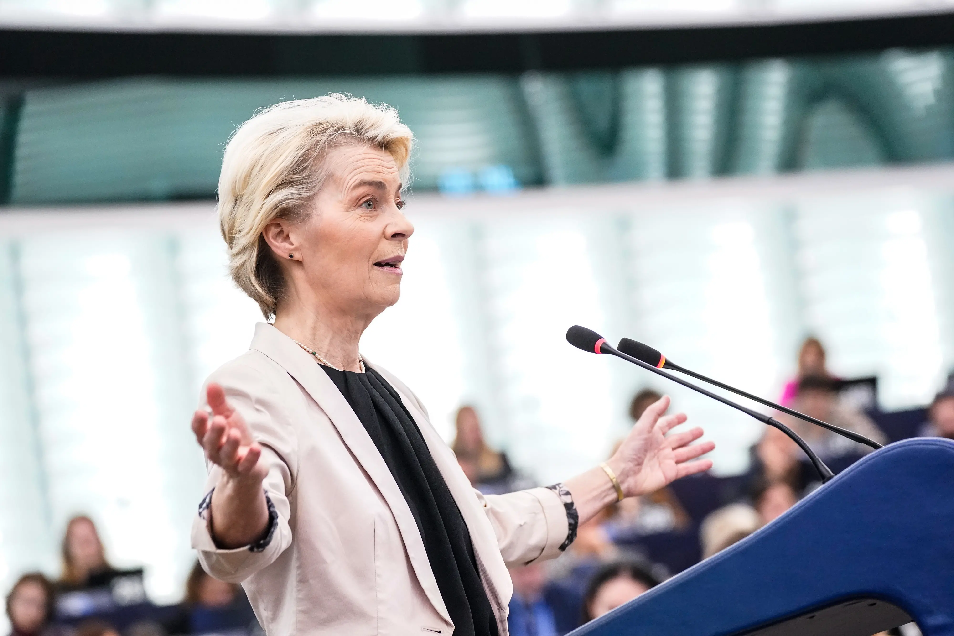 Nuova Commissione Ue, Ursula von der Leyen bis col 51%: record negativo. Come hanno votato i partiti