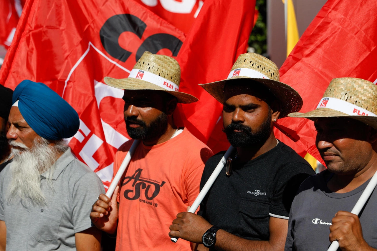 Braccianti stranieri alla manifestazione di Latina