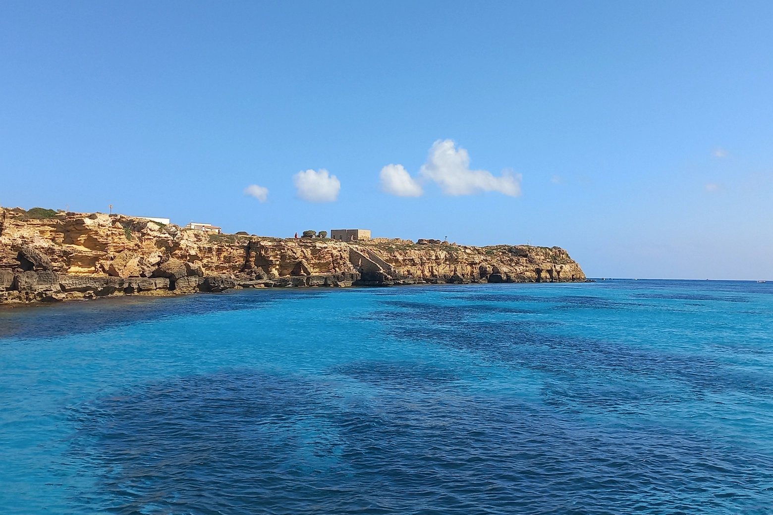 Le splendide acque dell'arcipelago delle Egadi lungo la costa dell'isola di Favignana