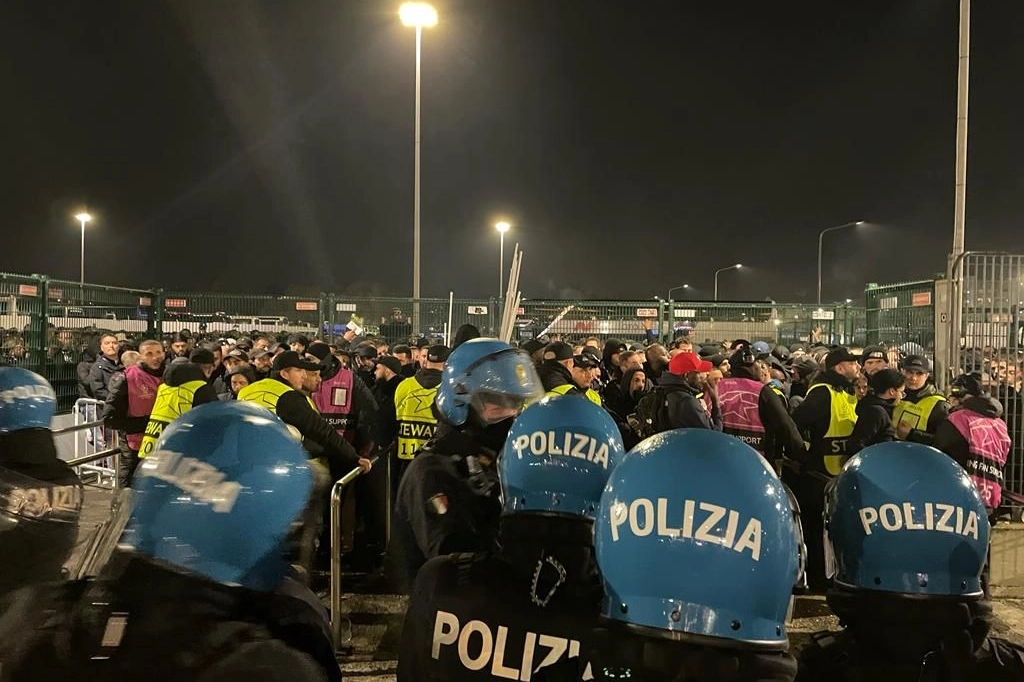 Polizia all'esterno dello stadio di San Siro: nella notte tra il 4 e 5 febbraio 2024 i violenti scontri tra ultrà interisti e gli agenti