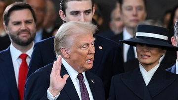 Trump ha giurato da presidente: “Dio mi ha salvato perché l’America tornasse grande. Deporterò milioni di migranti criminali”. E interrompe il lutto per Carter