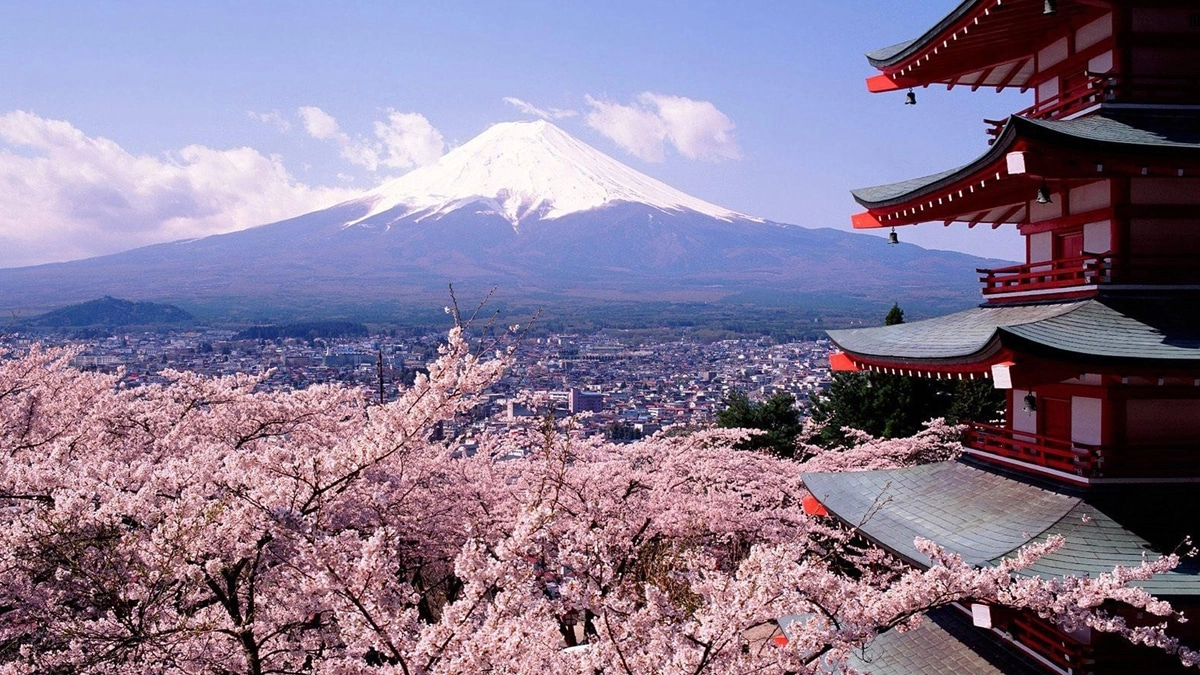 L'iconica cima innevata del Monte Fuji in un'immagine d'archivio