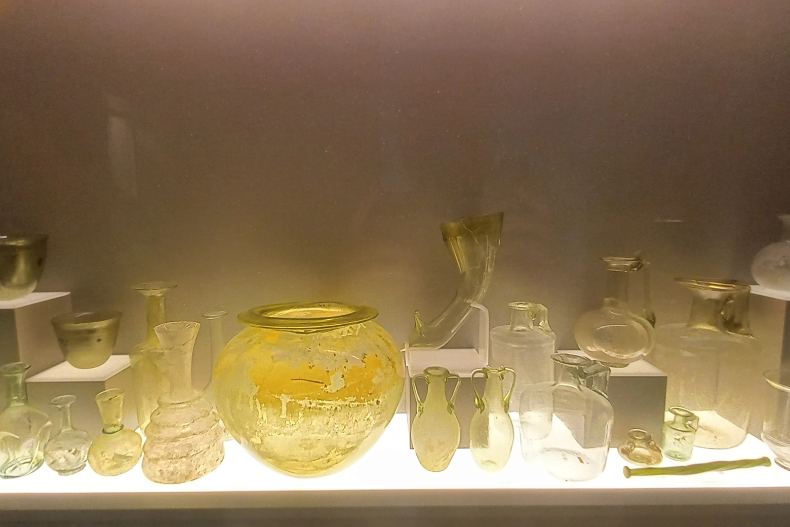 Aquileia, vari oggetti di uso comune in vetro colorato esposti al Man