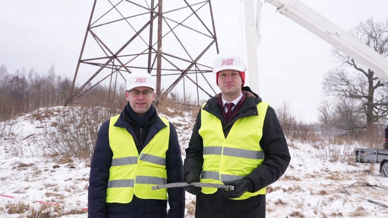 Interrotto ultimo collegamento con la Brell. A destra il ministro lituano per il Clima l'Energia Kaspars Melnis