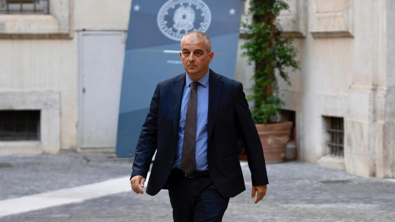 Il sottosegretario Fazzolari annuncia che il governo sta considerando di impugnare la legge sui mandati del presidente in Campania.