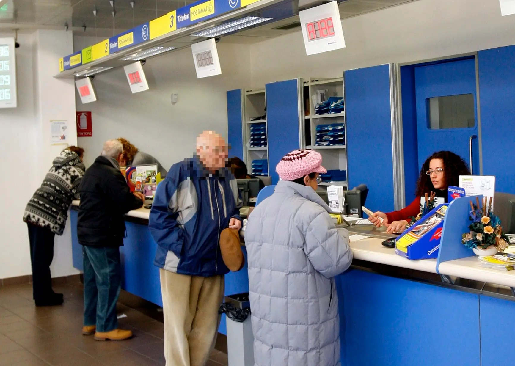 Scherzo del calendario per le pensioni di febbraio 2025: le Poste pagano 2 giorni prima delle banche