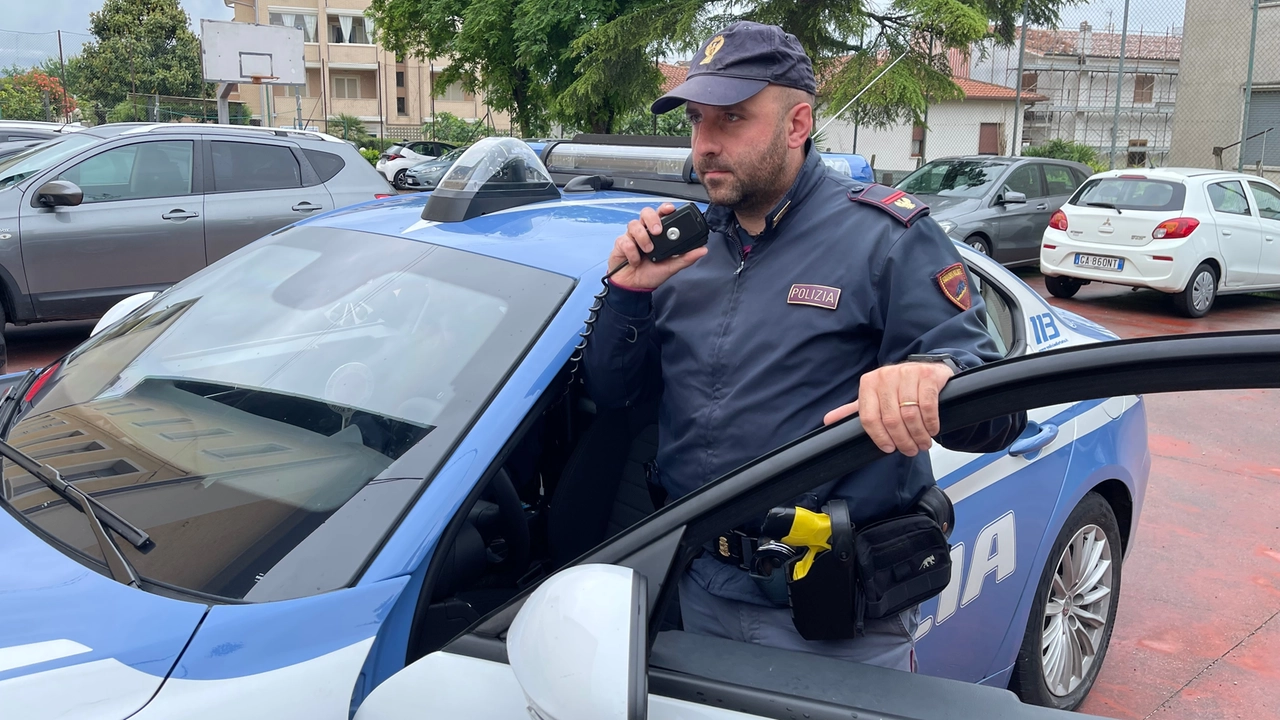 Gli agenti di polizia stanno ascoltando i compagni di scuola per capire cosa sia davvero successo