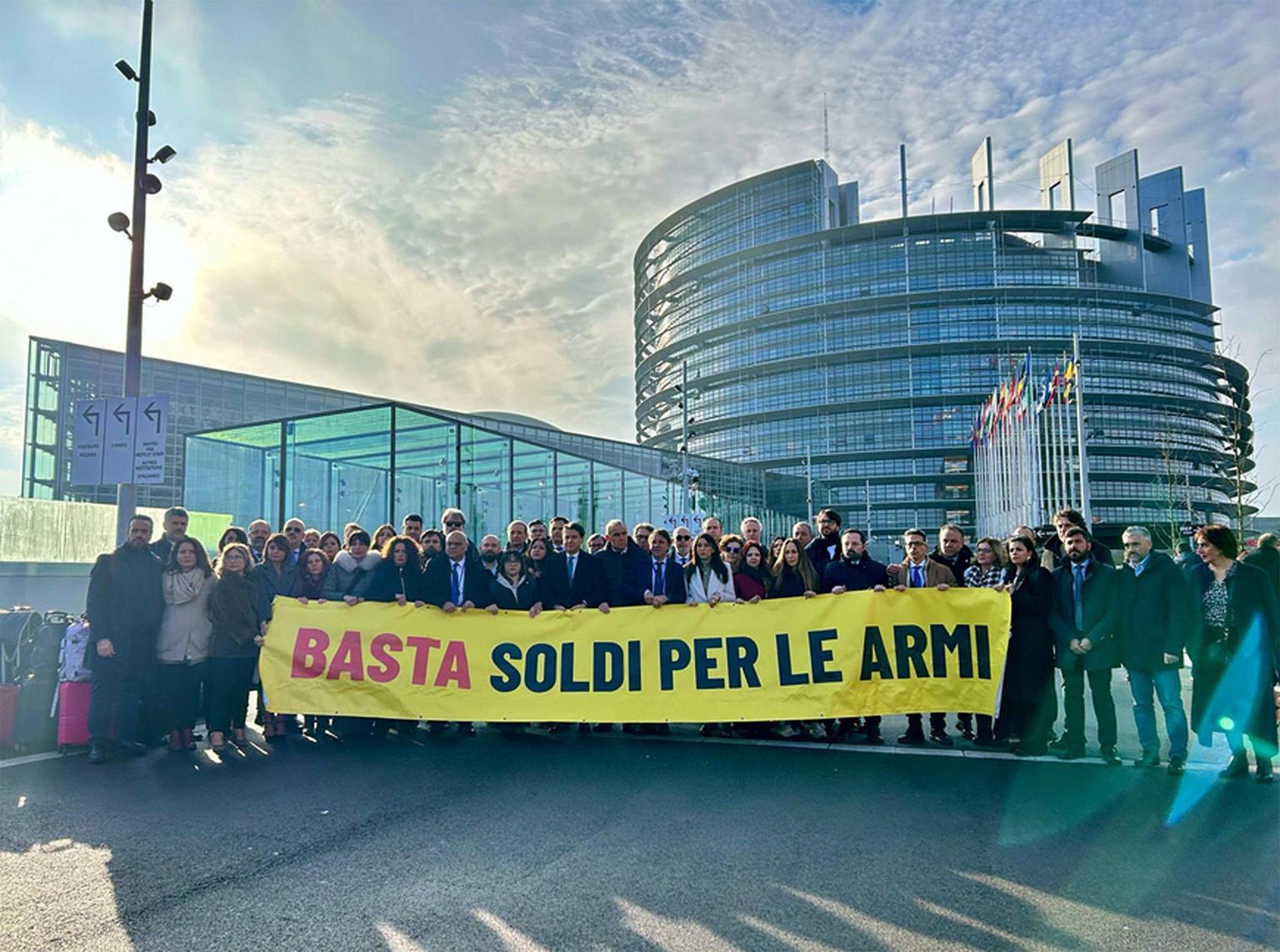 Protesta silenziosa al Parlamento europeo: Giuseppe Conte e M5S contro il 'Rearm EU'