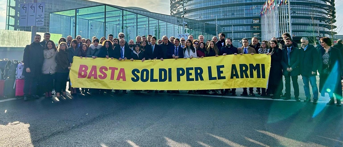 Protesta silenziosa al Parlamento europeo: Giuseppe Conte e M5S contro il 'Rearm EU'