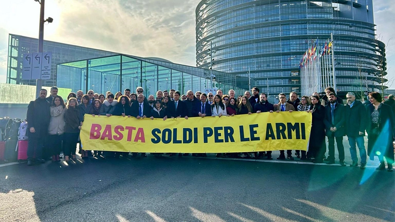 Giuseppe Conte e M5S protestano al Parlamento europeo contro il 'Rearm EU', esponendo manifesti per la pace.