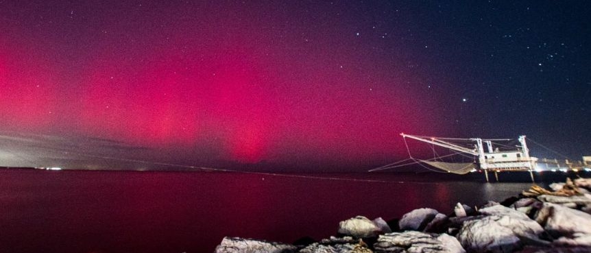 L’aurora boreale ha illuminato l’Italia, spettacolo nei cieli da Torino a Rimini