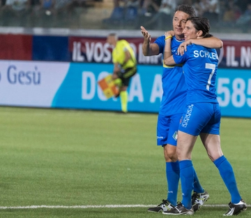 Schlein abbraccia Renzi, potere del calcio. Le foto simbolo della Partita del cuore