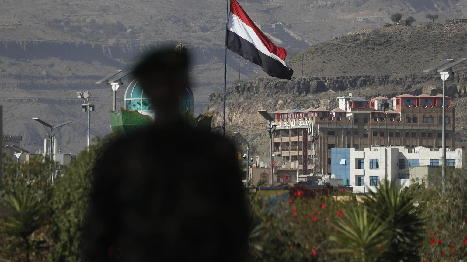 Raid ed esplosioni a Hodeida, nello Yemen