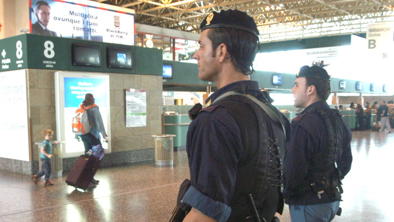 Agenti di polizia all'aeroporto di Malpensa