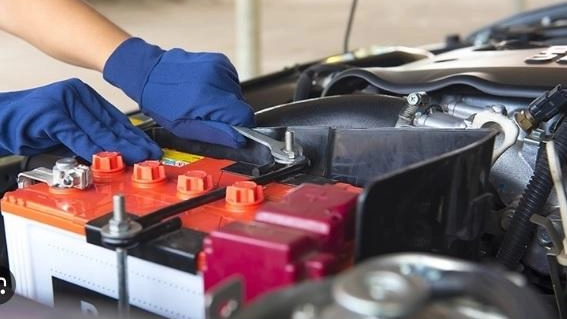 Scopri come mantenere efficiente la batteria dell'auto con i consigli di Parclick: guida regolare, manutenzione e protezione dalle temperature estreme.