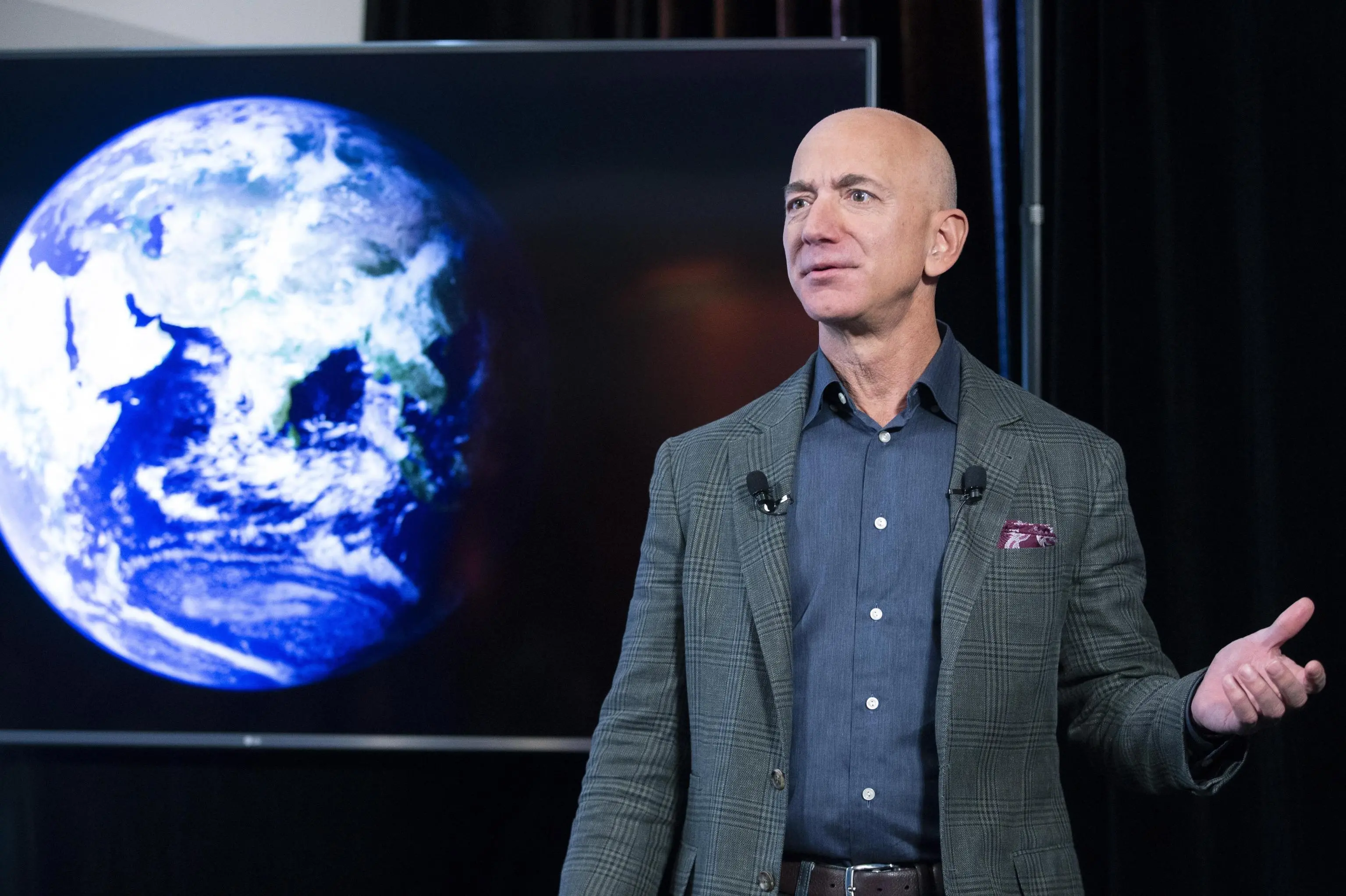 Bezos sfida Musk, Amazon lancia i suoi satelliti