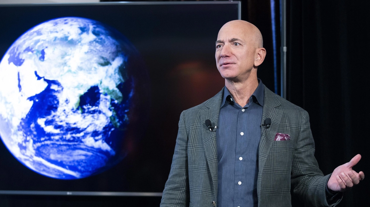 Bezos sfida Musk, Amazon lancia i suoi satelliti