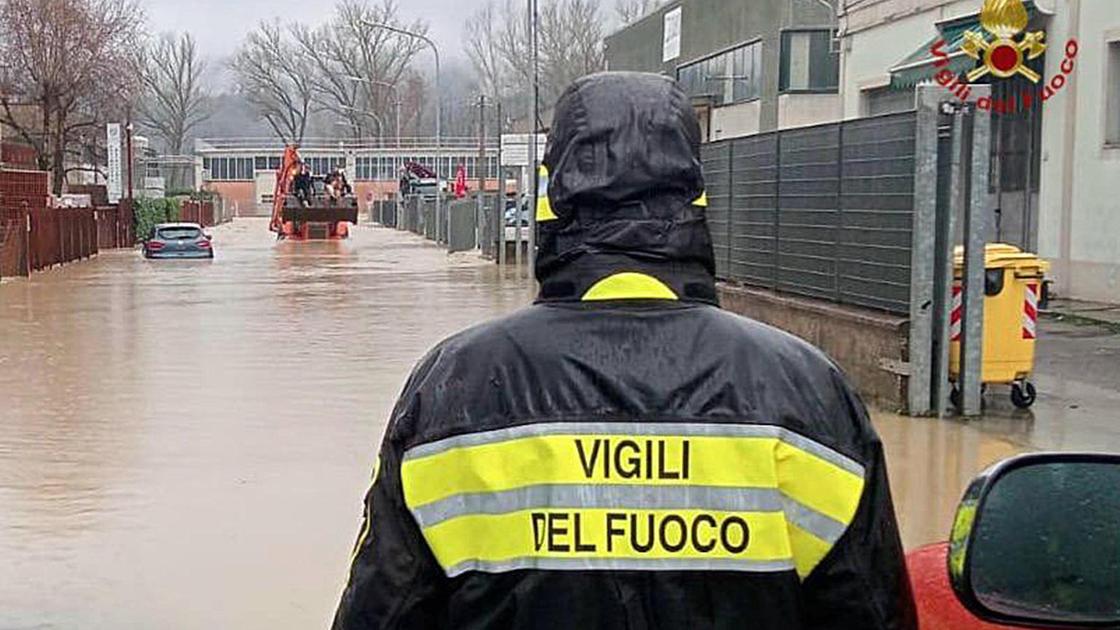 Maltempo in Toscana: soccorsi in corso per persone isolate in 14 comuni