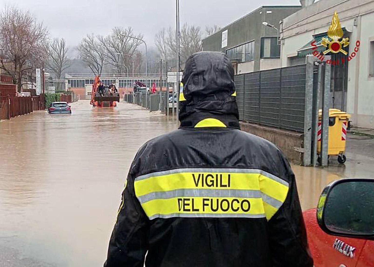 Maltempo in Toscana: soccorsi in corso per persone isolate in 14 comuni