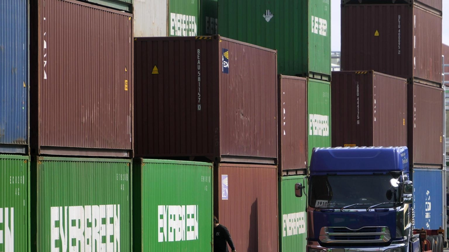 Commercio estero, a gennaio export -0,2%, import -13,5%