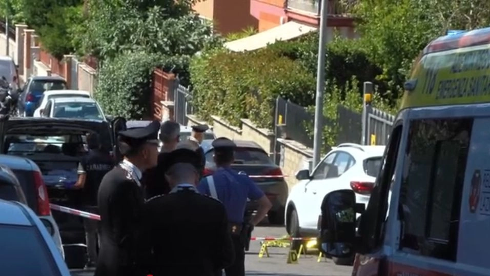 Roma, 118 e carabinieri in via degli Orseolo, dove una donna è stata uccisa in strada a colpi di fucile