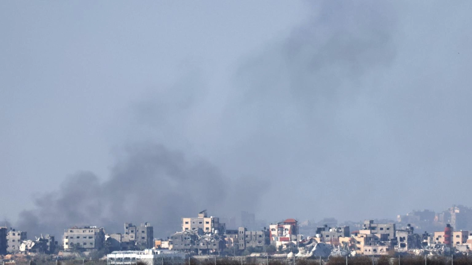 Gaza, media: 17 morti in raid su Deir al-Balah e Jabalia