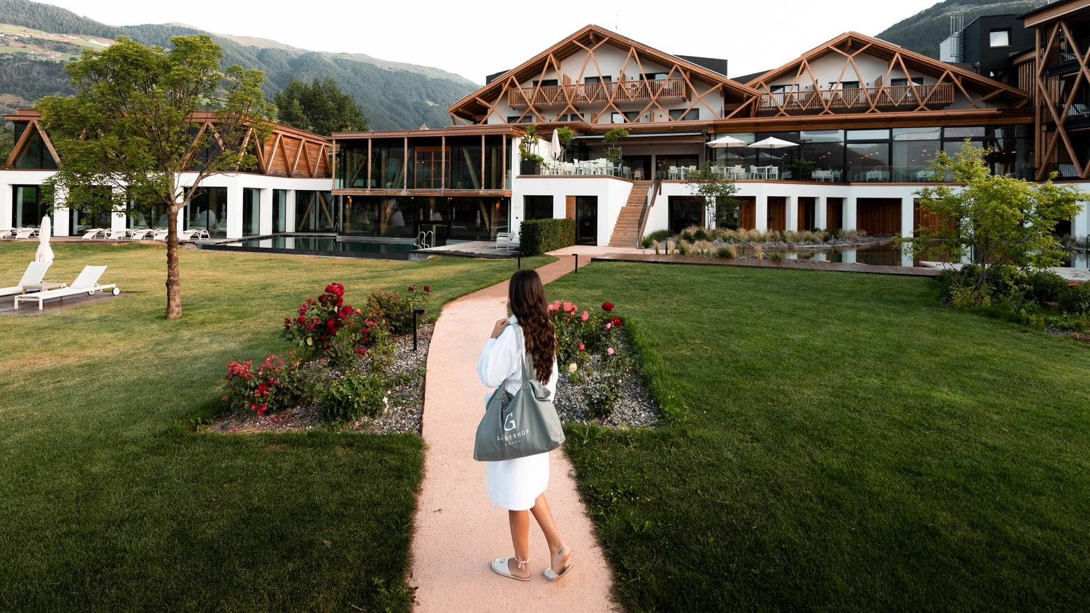 Il giardino interno con affaccio sulla Val Venosta: 'silet luxury' al Garberhof