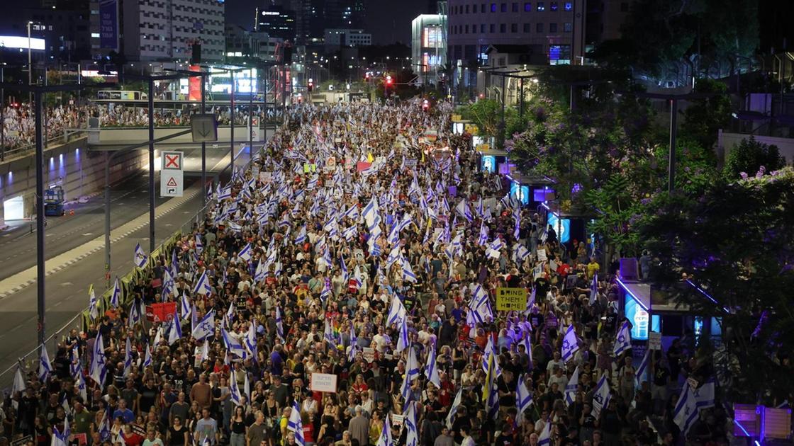 Migliaia in piazza contro governo in Israele, anche Gantz