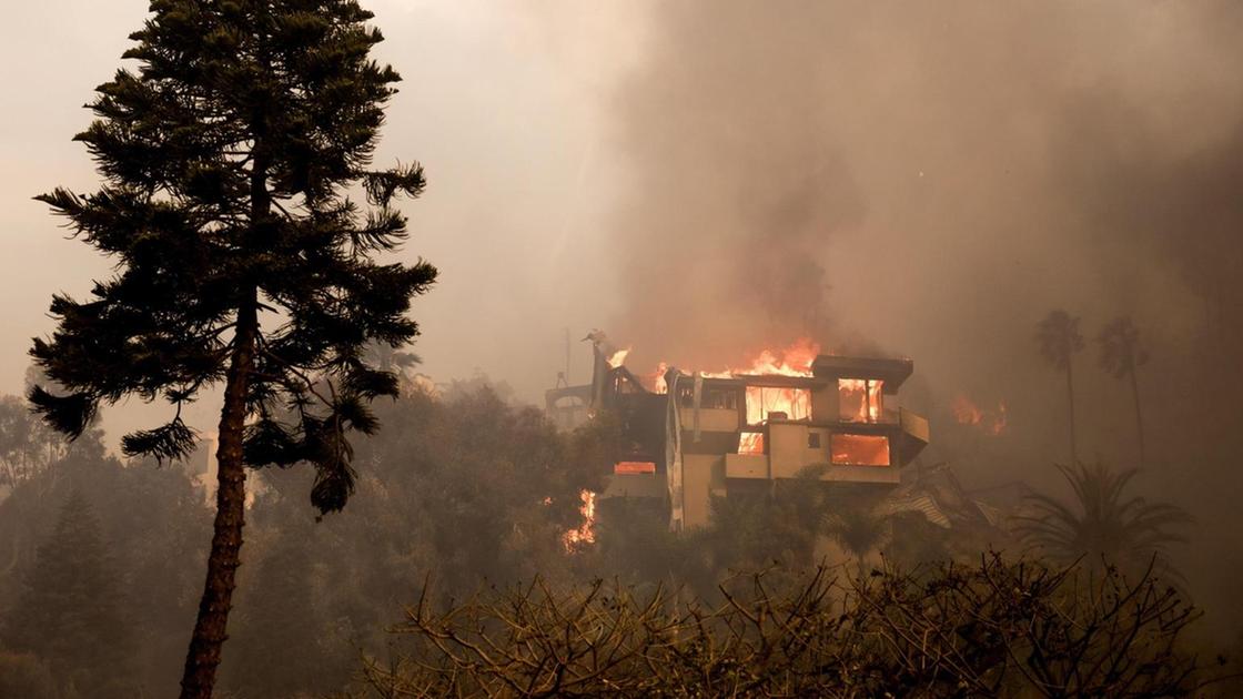 Salgono a 5 le vittime degli incendi a Los Angeles