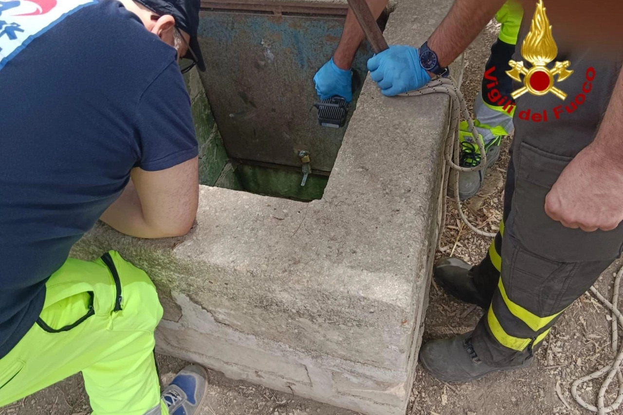 Il pozzo artesiano di circa 15 metri in una zona di campagna di Palazzolo Acreide, nel Siracusano, dove sono caduti una donna e un bambino di 10 anni