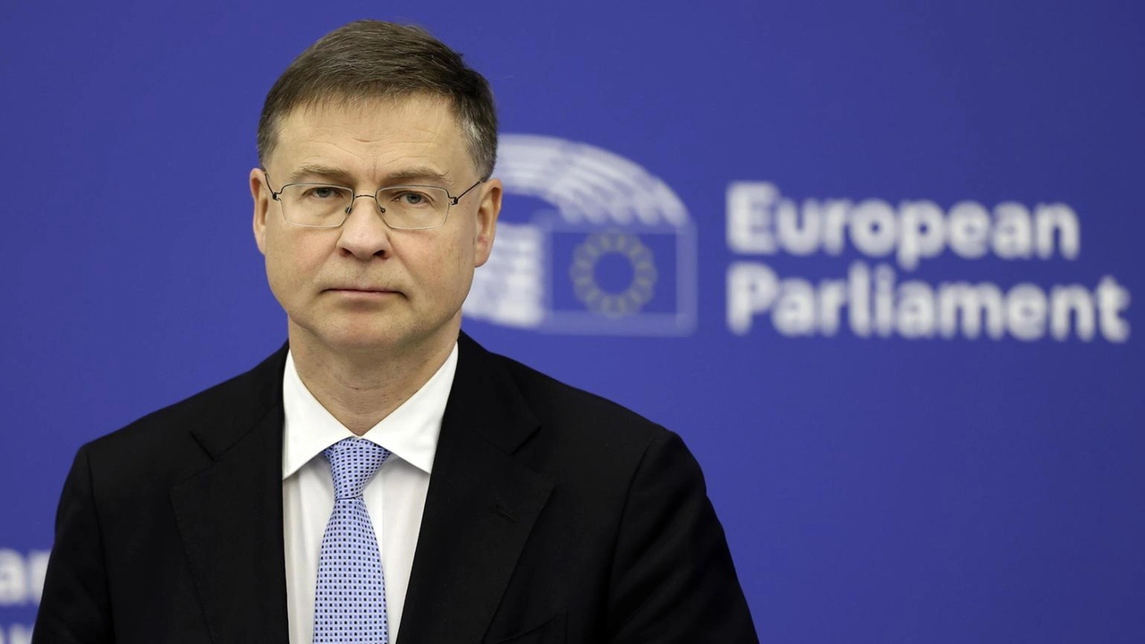 Il Commissario Ue Valdis Dombrovskis annuncia la prontezza a difendere gli interessi europei contro i nuovi dazi USA.