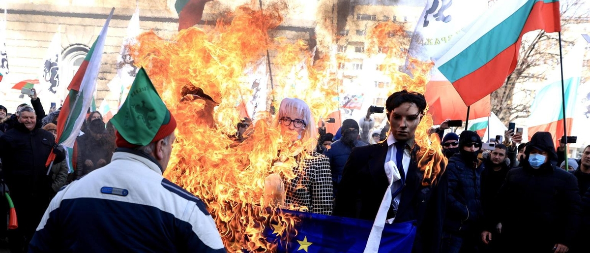 Protesta a Sofia: estremisti di destra attaccano Commissione UE contro l'Eurozona