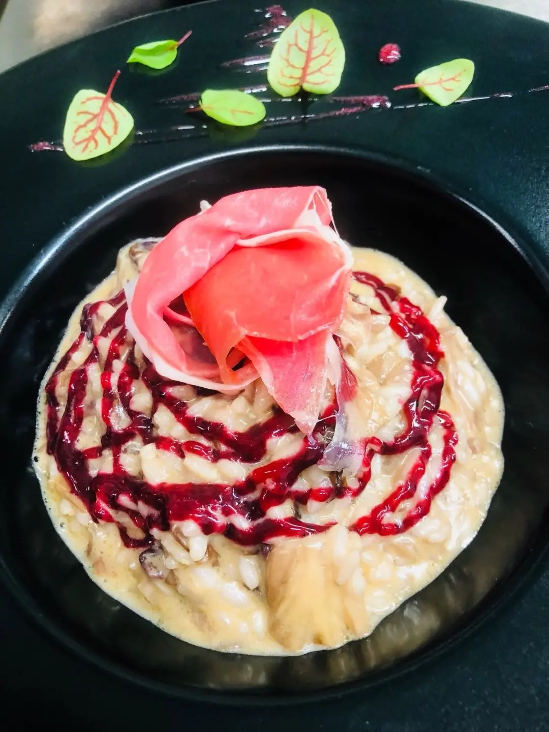 Risotto al radicchio rosso, salsa di Parmigiano, gel di ribes e Prosciutto di Parma