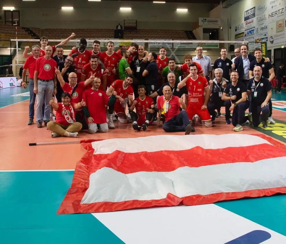 Macerata stratosferica, Siena al tappeto