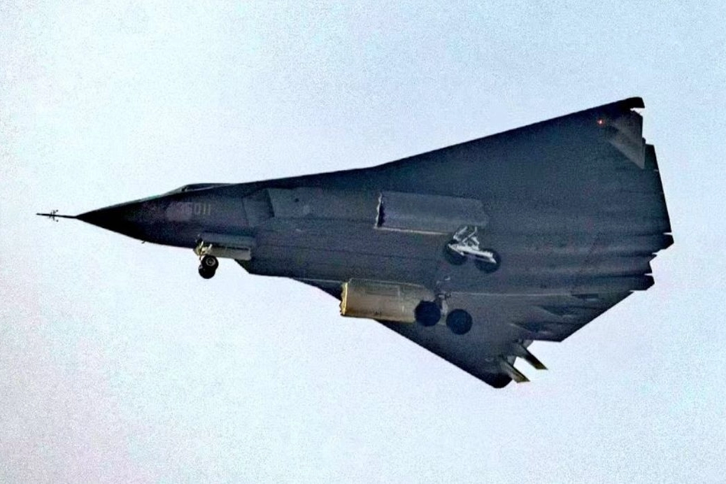 Il super jet Stealth cinese di sesta generazione J-36 (Si legge il numero di serie 36011)