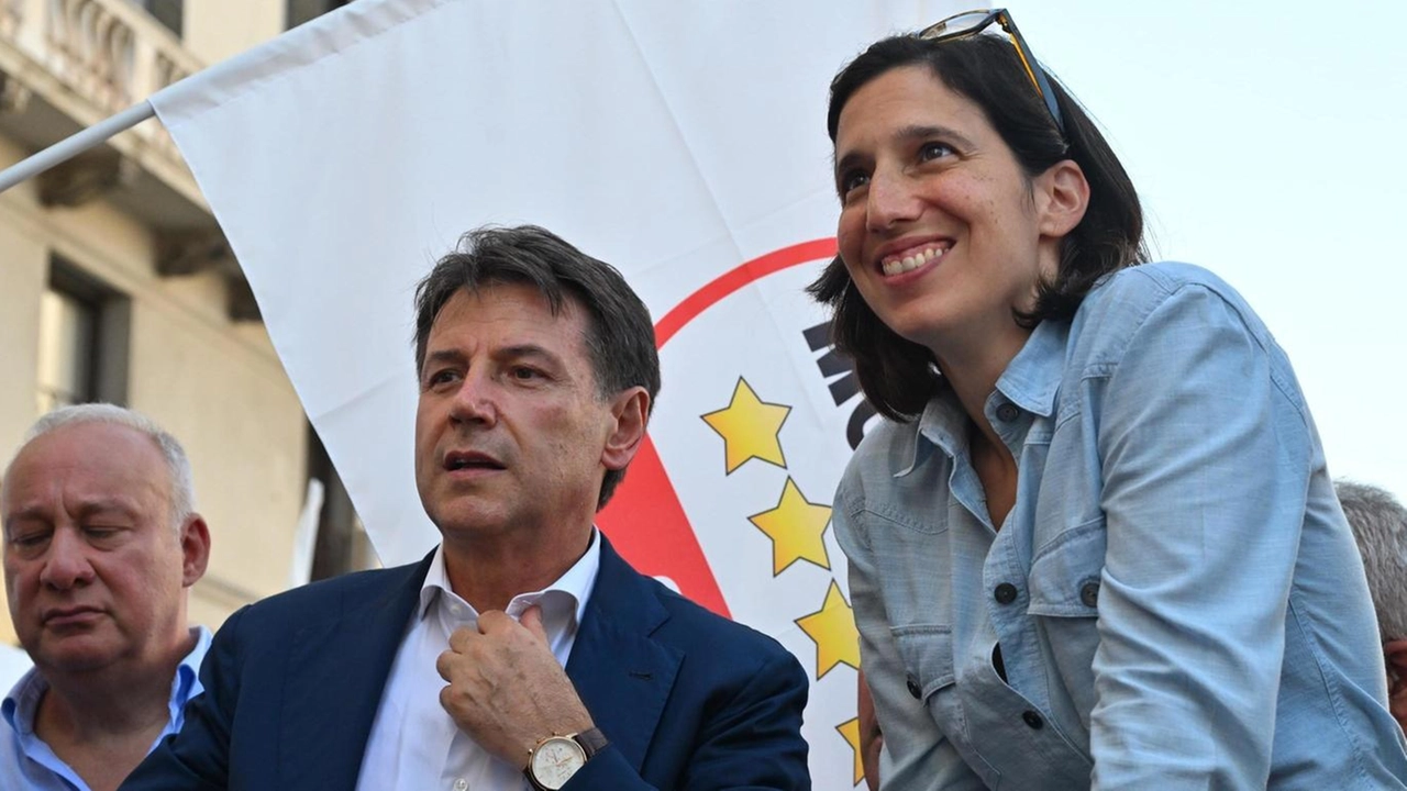 Il presidente del M5S Giuseppe. Conte, 60 anni, con Elly Schlein, 39 anni, segretaria del Pd