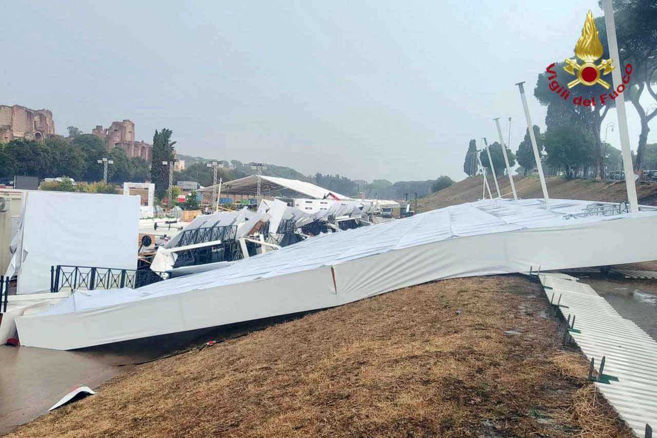 Impalcatura crollata per maltempo a Roma