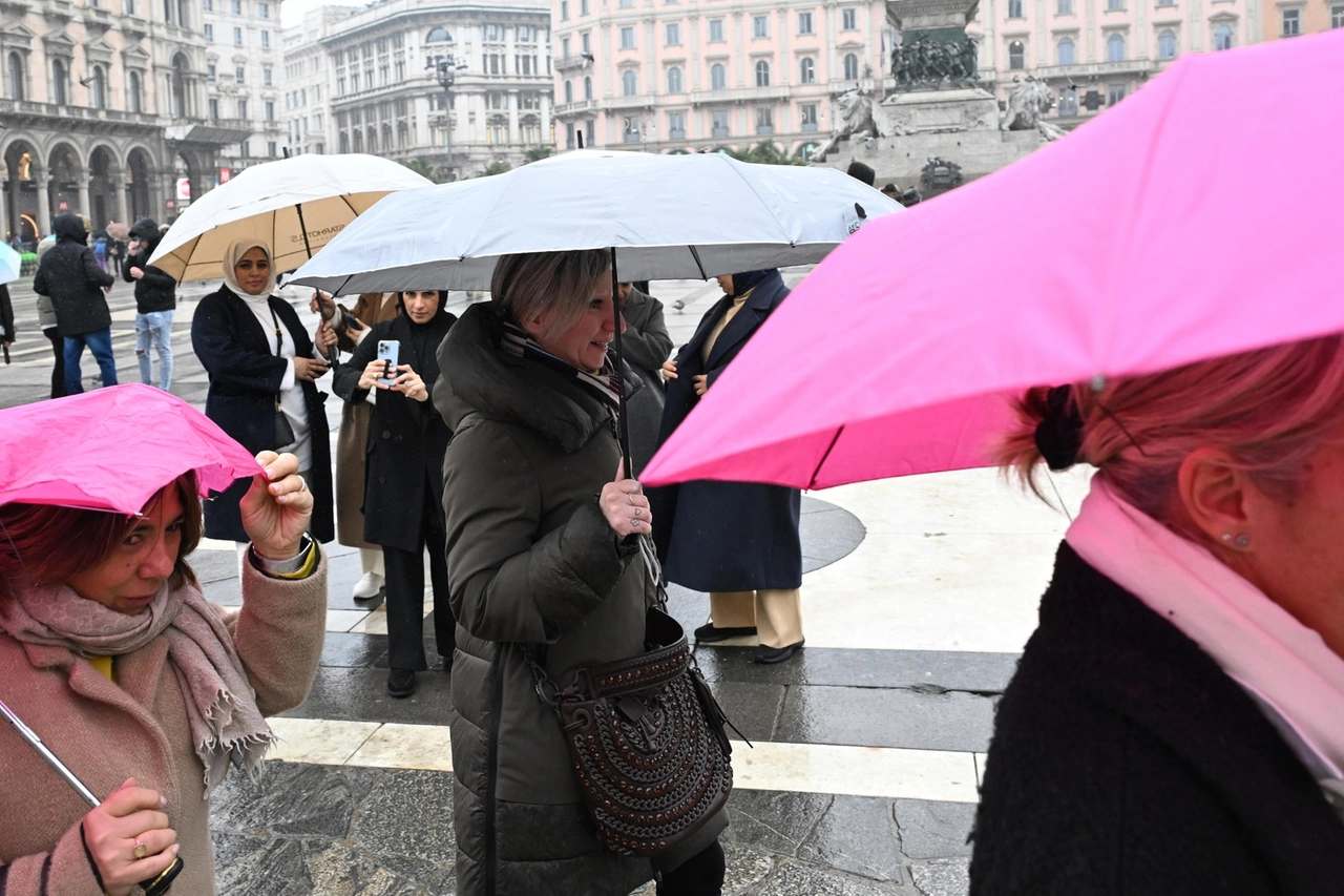 Pioggia a Milano (Ansa)