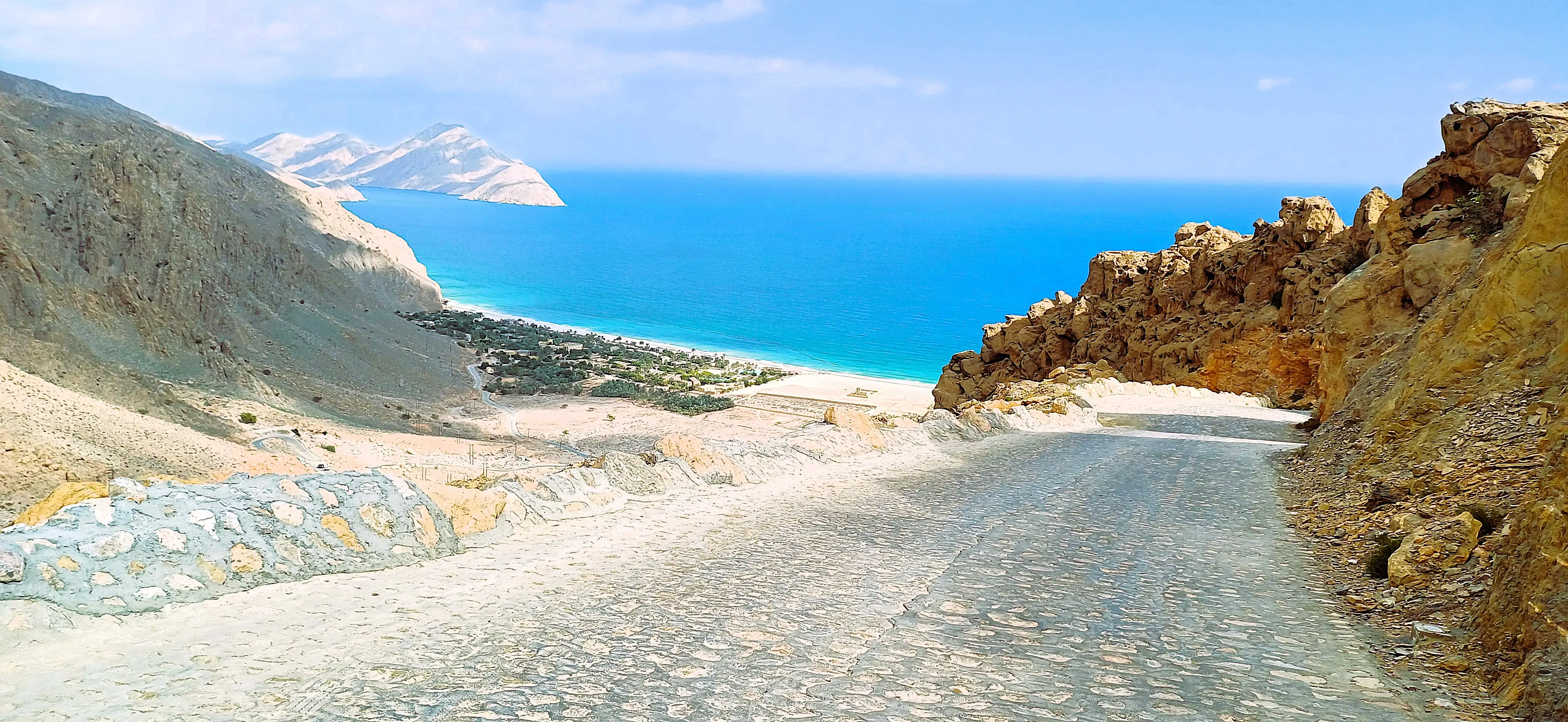 Oman, nel Musandam crociere nei fiordi giocando coi delfini