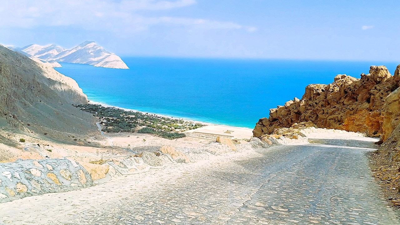 Oman, nel Musandam crociere nei fiordi giocando coi delfini