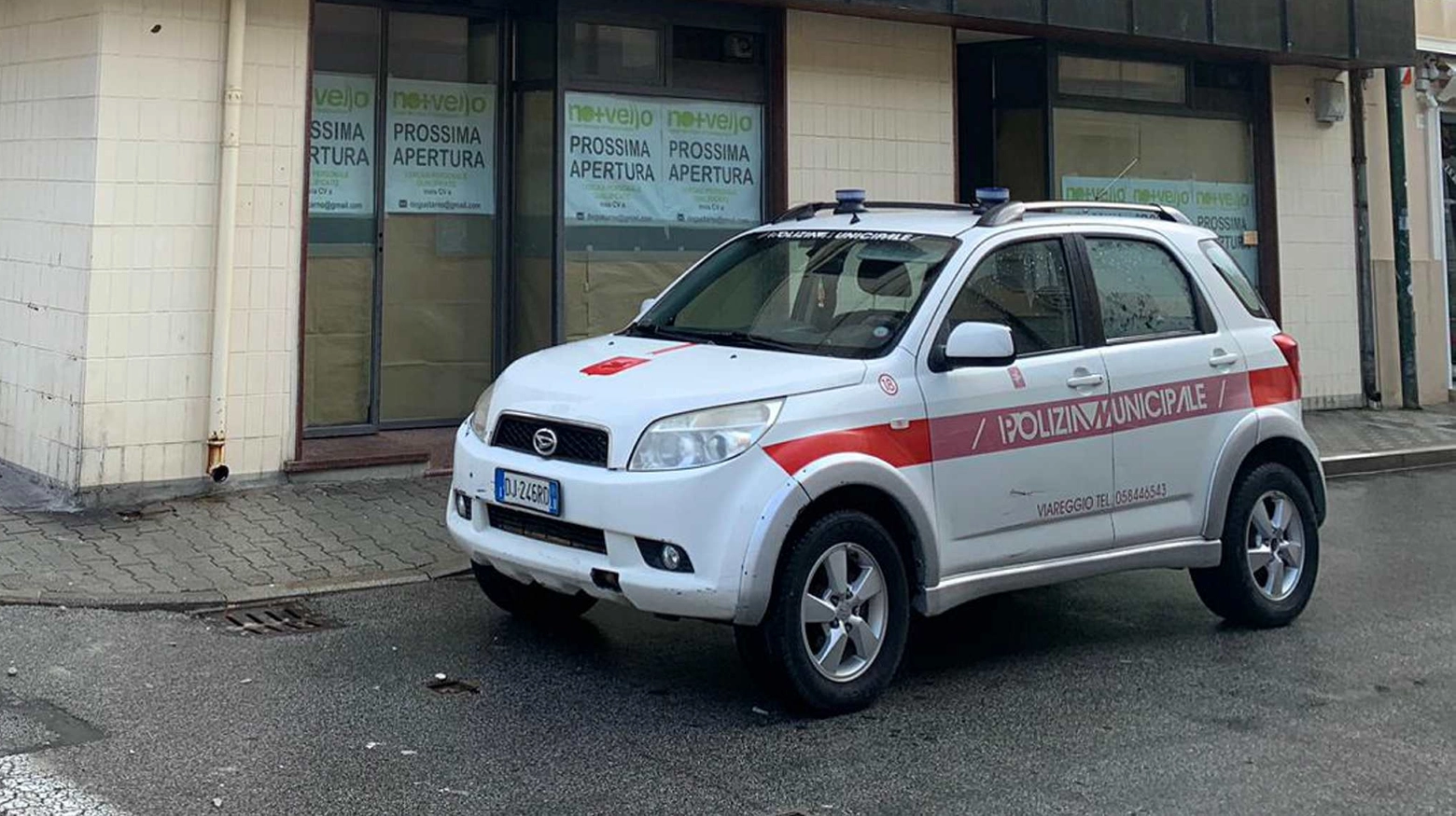 La pattuglia della polizia municipale in via Fratti