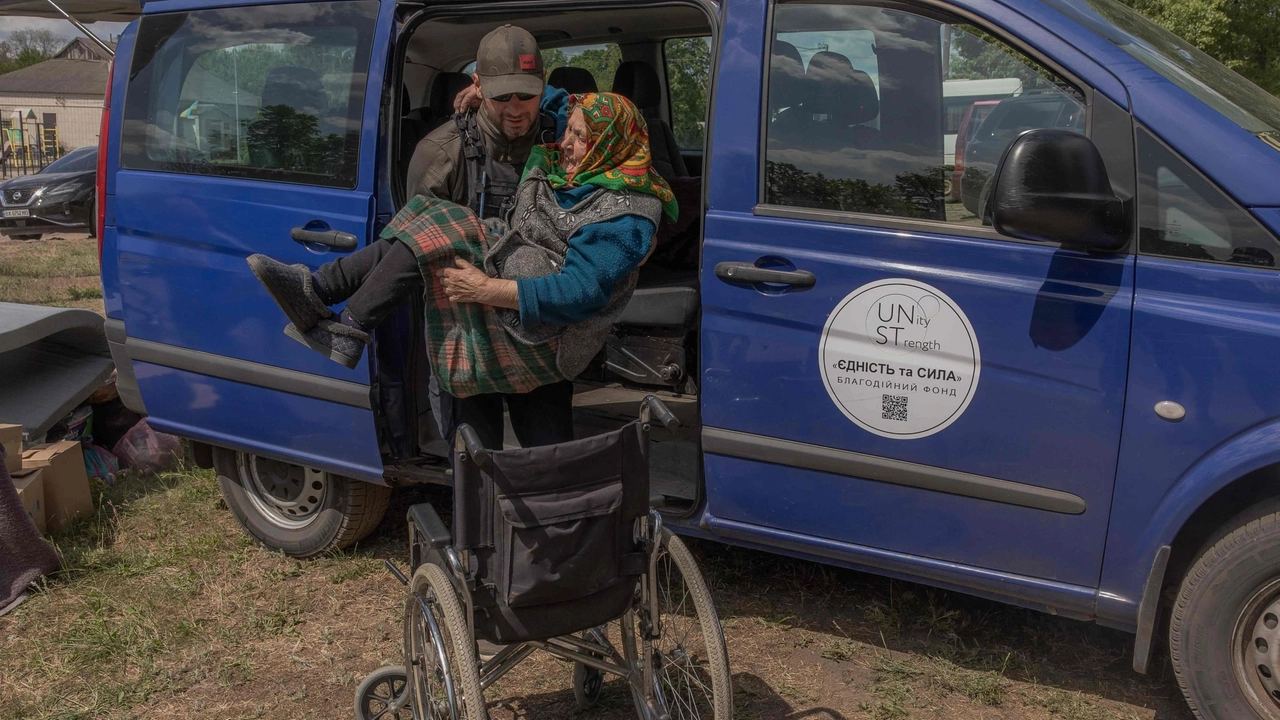 L'evacuazione dei civili da Vovchansk, nella regione di Kharkiv, al confine con la Russia (foto Ansa)