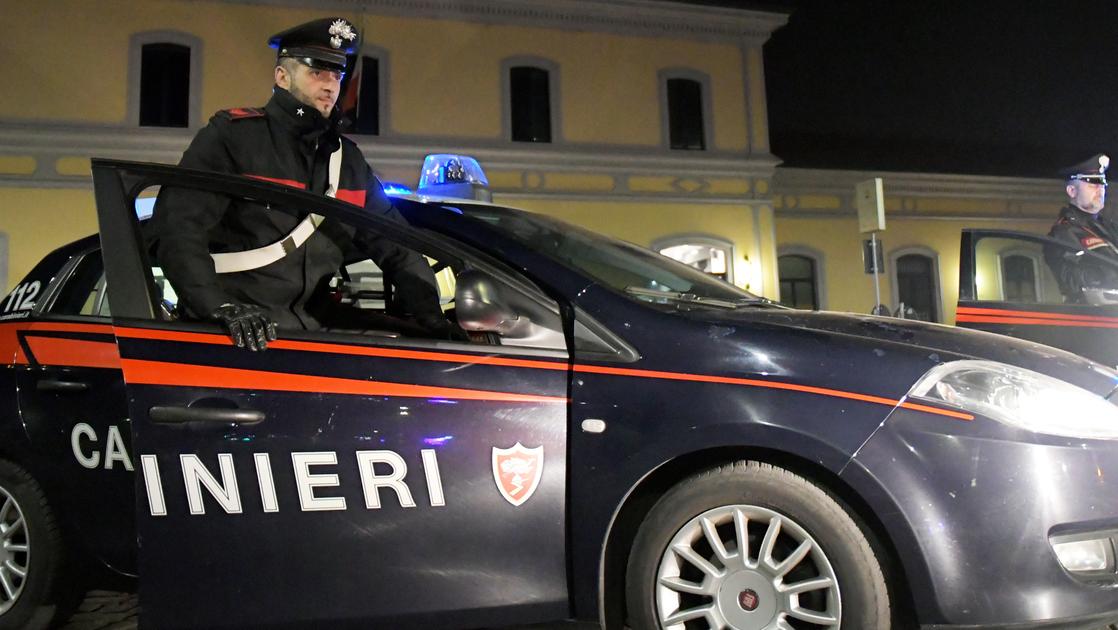 Minaccia di morte il figlio 15enne per ‘convincerlo’ a cambiare orientamento sessuale. Poi lo aggredisce